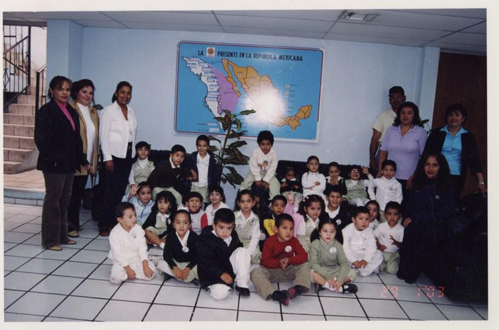 Retrato de grupo en instalaciones del periódico El Sudcaliforniano.