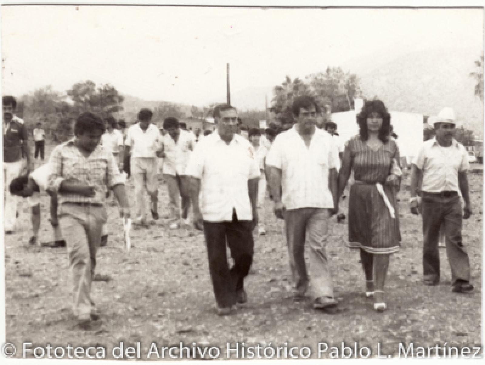 Retrato de grupo en paisaje rural.