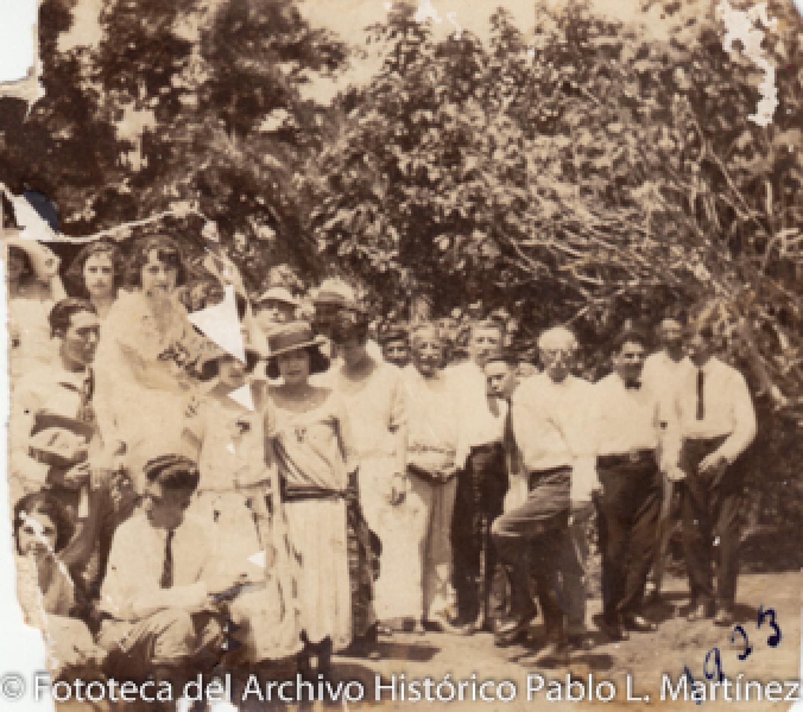 Retrato de grupo frente a árboles.