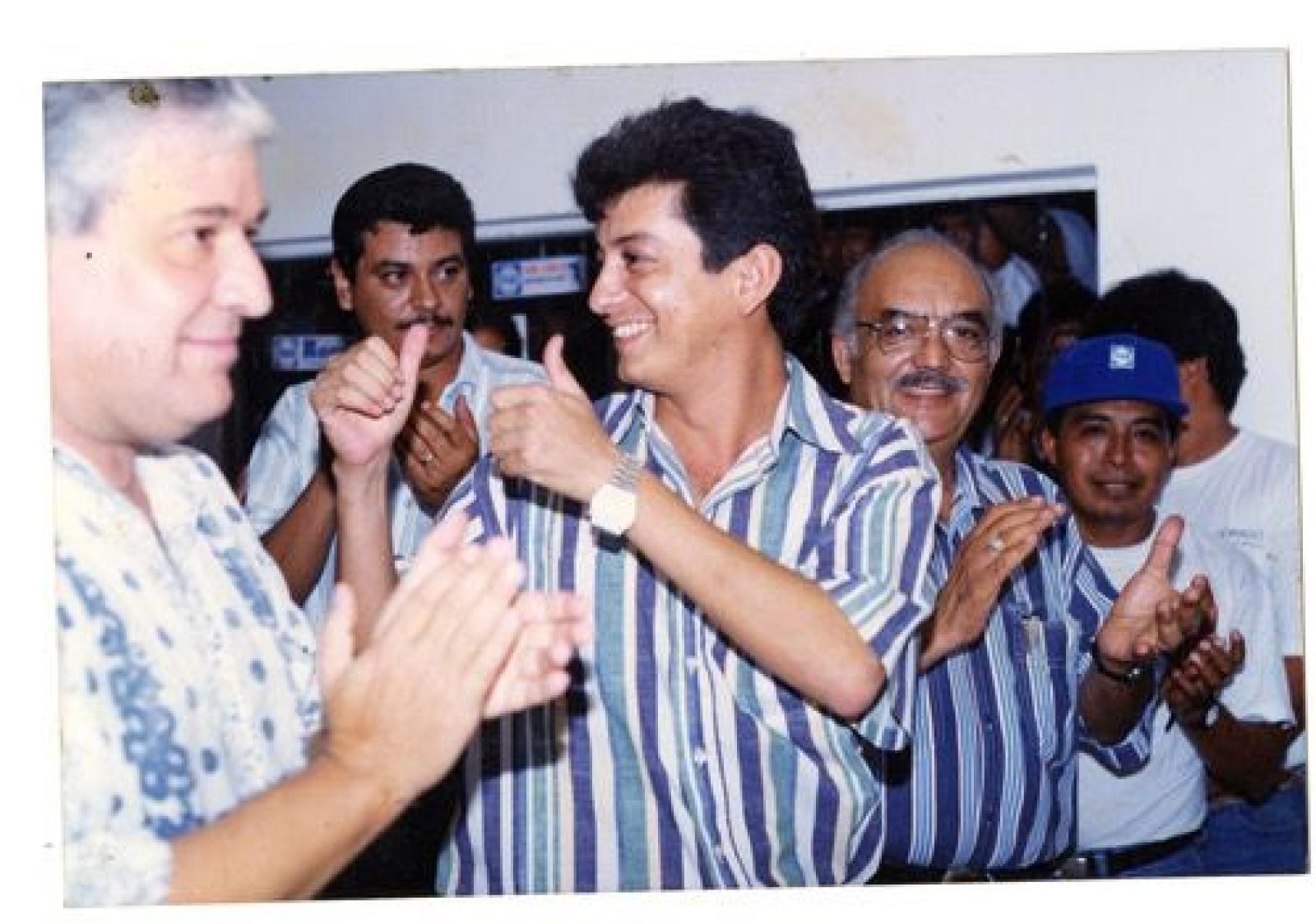 Romo Castillo y acompañantes en oficina.