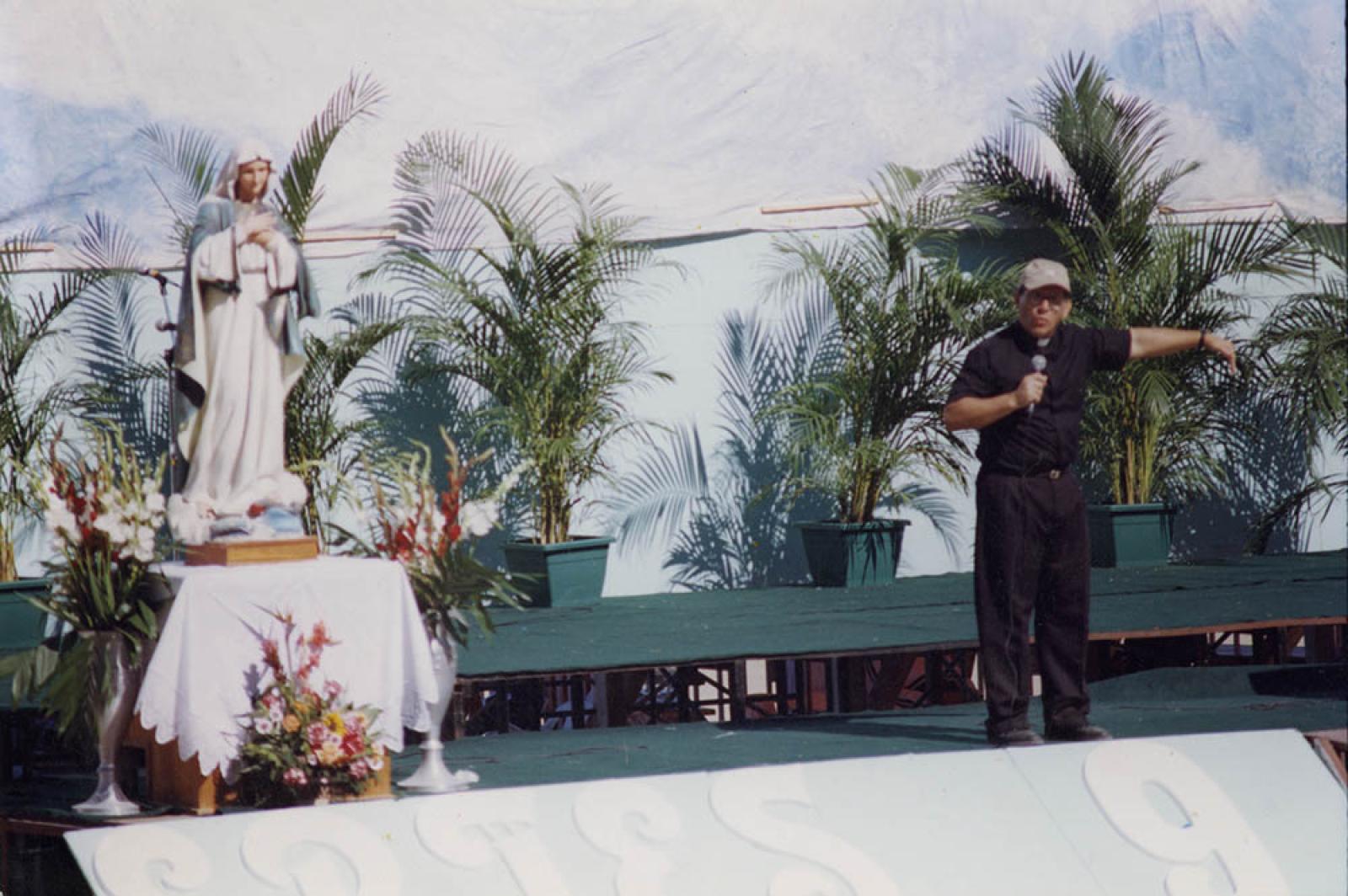 Sacerdote en evento de evangelización.