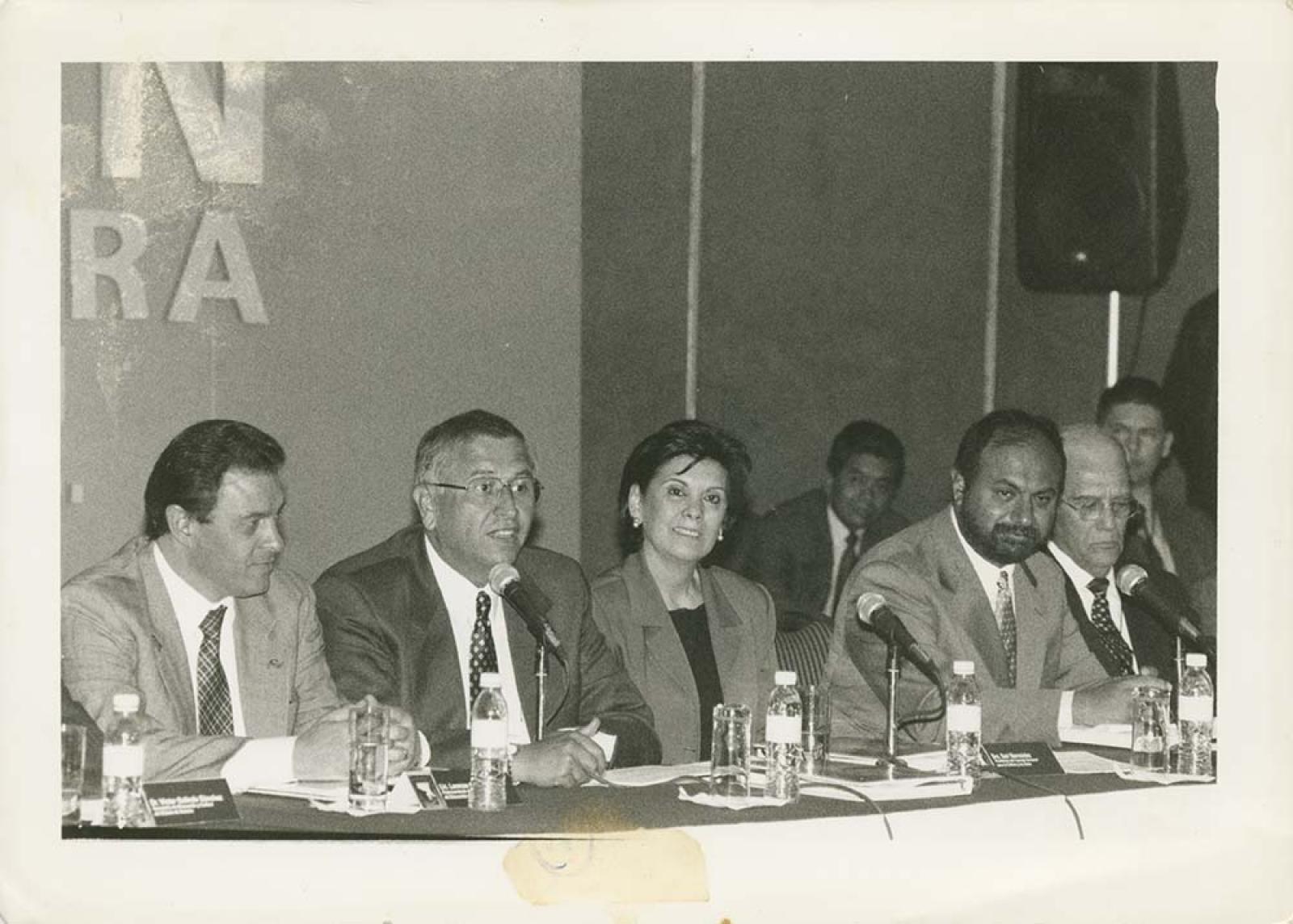 Sari Bermúdez Ochoa y hombres en acto público.