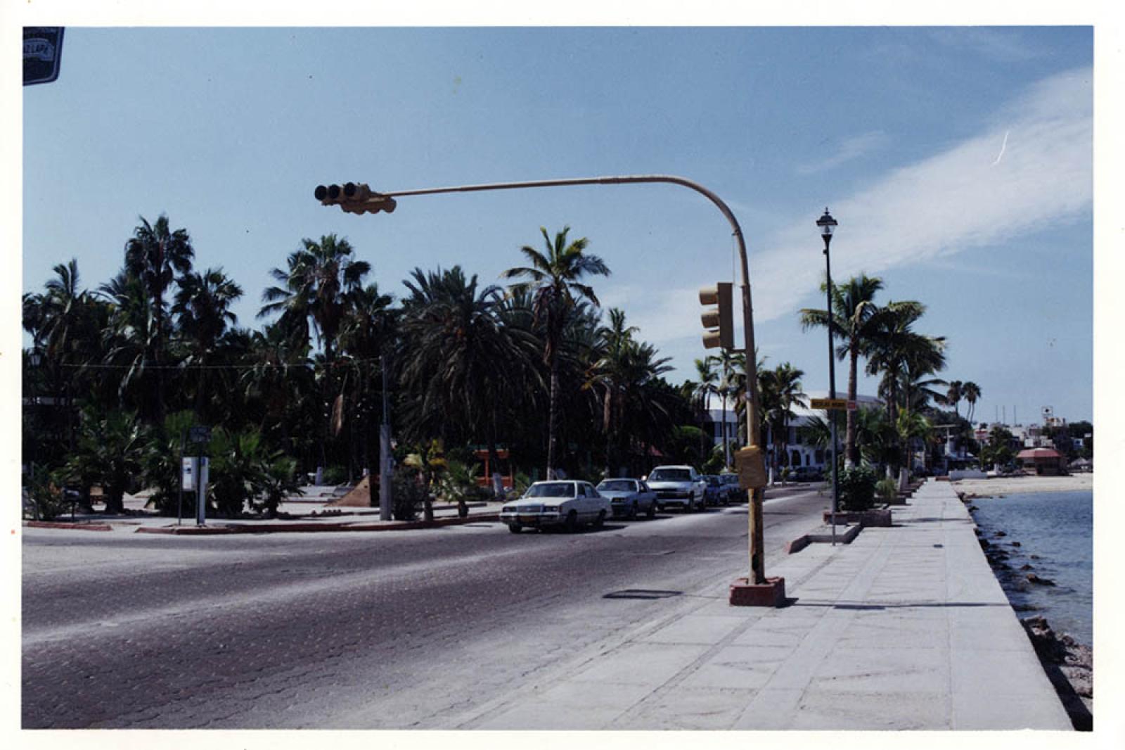 “Semáforos” sobre Paseo Álvaro Obregón, esquina con Nicolás Bravo, La Paz.