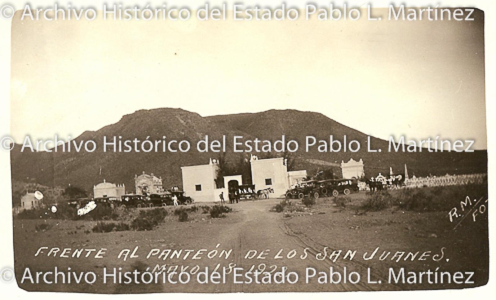 Sepelio de Filemón C. Piñeda, frente a las capillas de la entrada al Panteón de Los San Juanes.