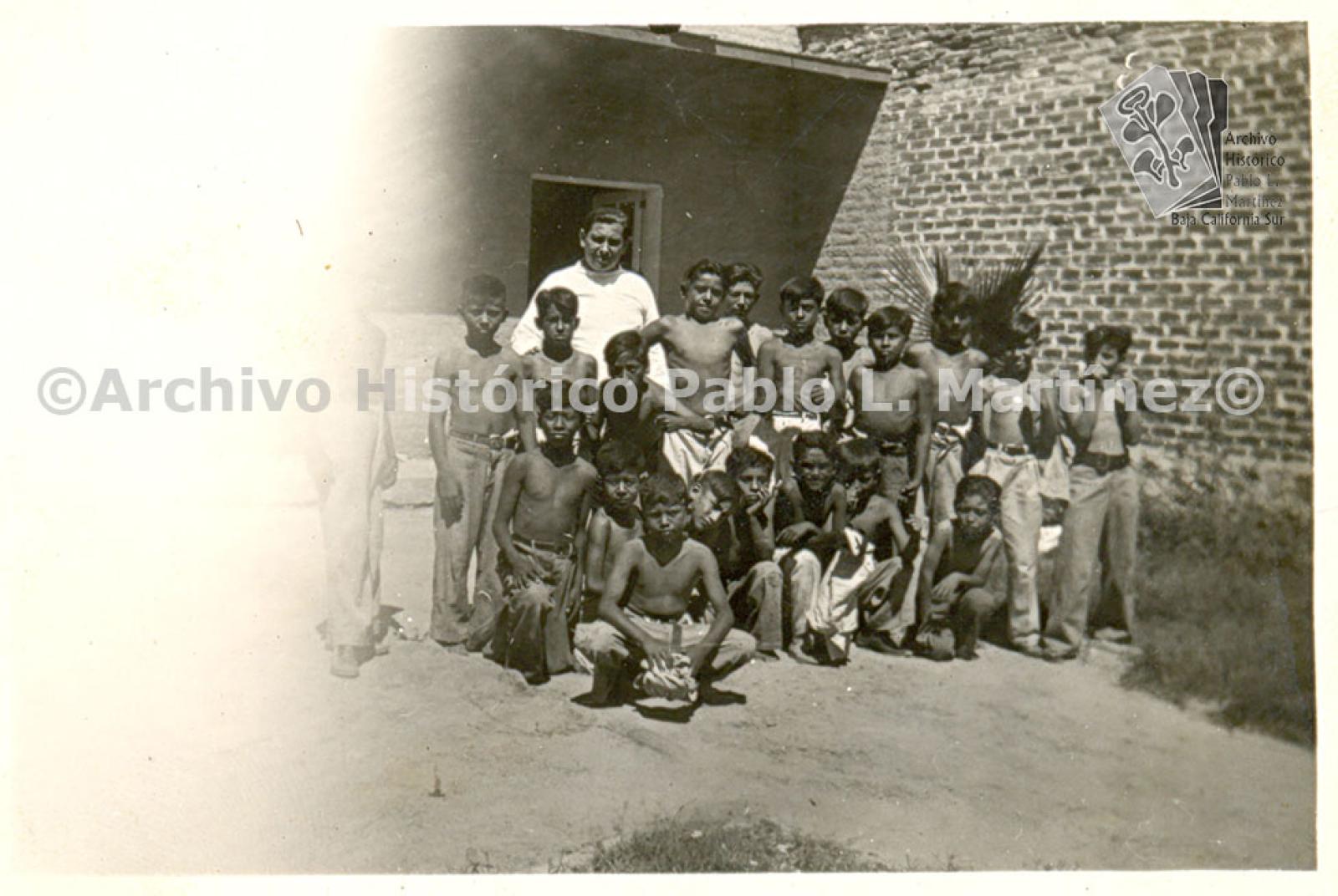 Servicio escolar en el dispensario. Grupo de niños que posan para fotografía.