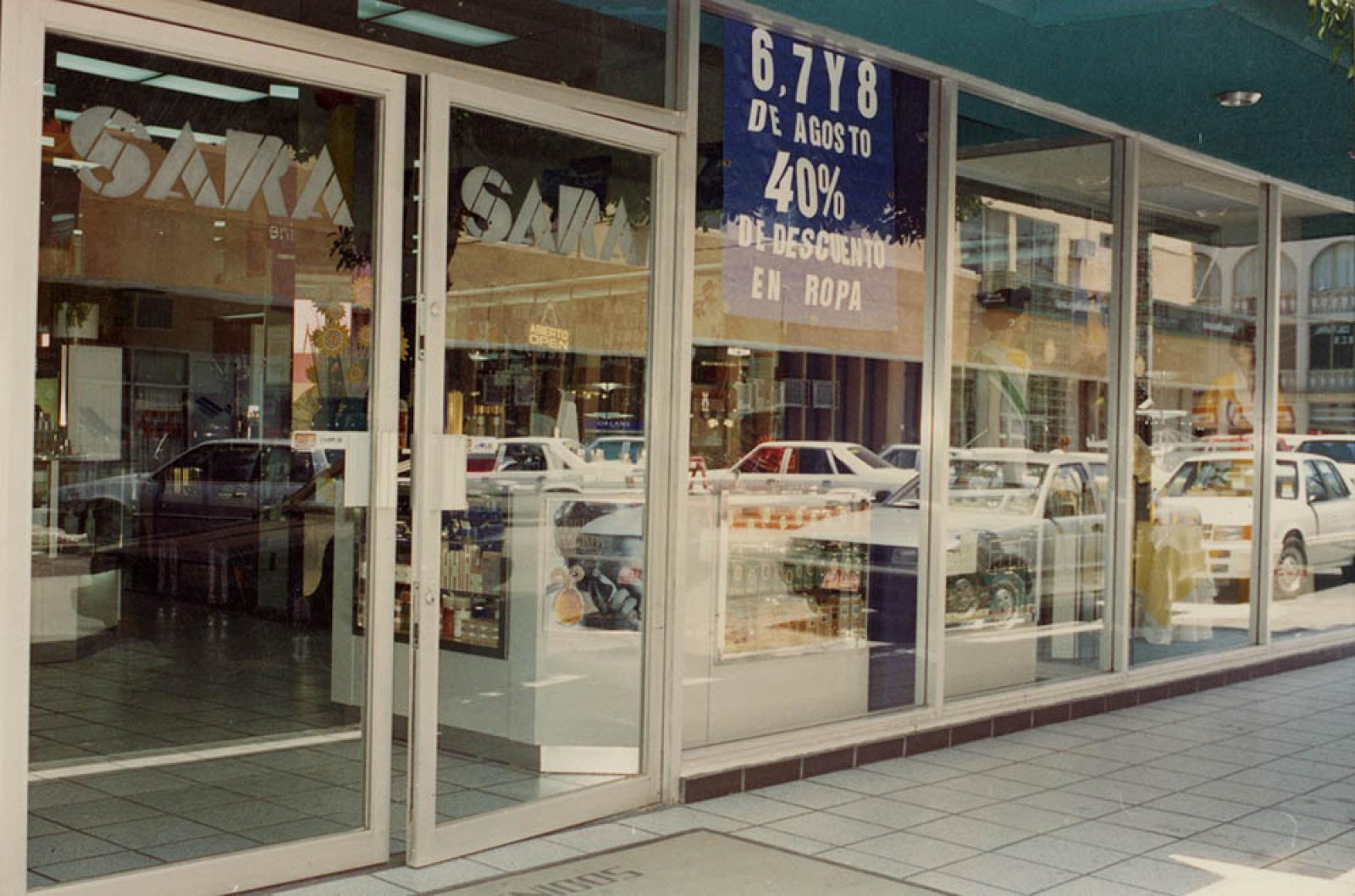 Tienda de ropa y cosméticos Importaciones Sara, vista exterior.