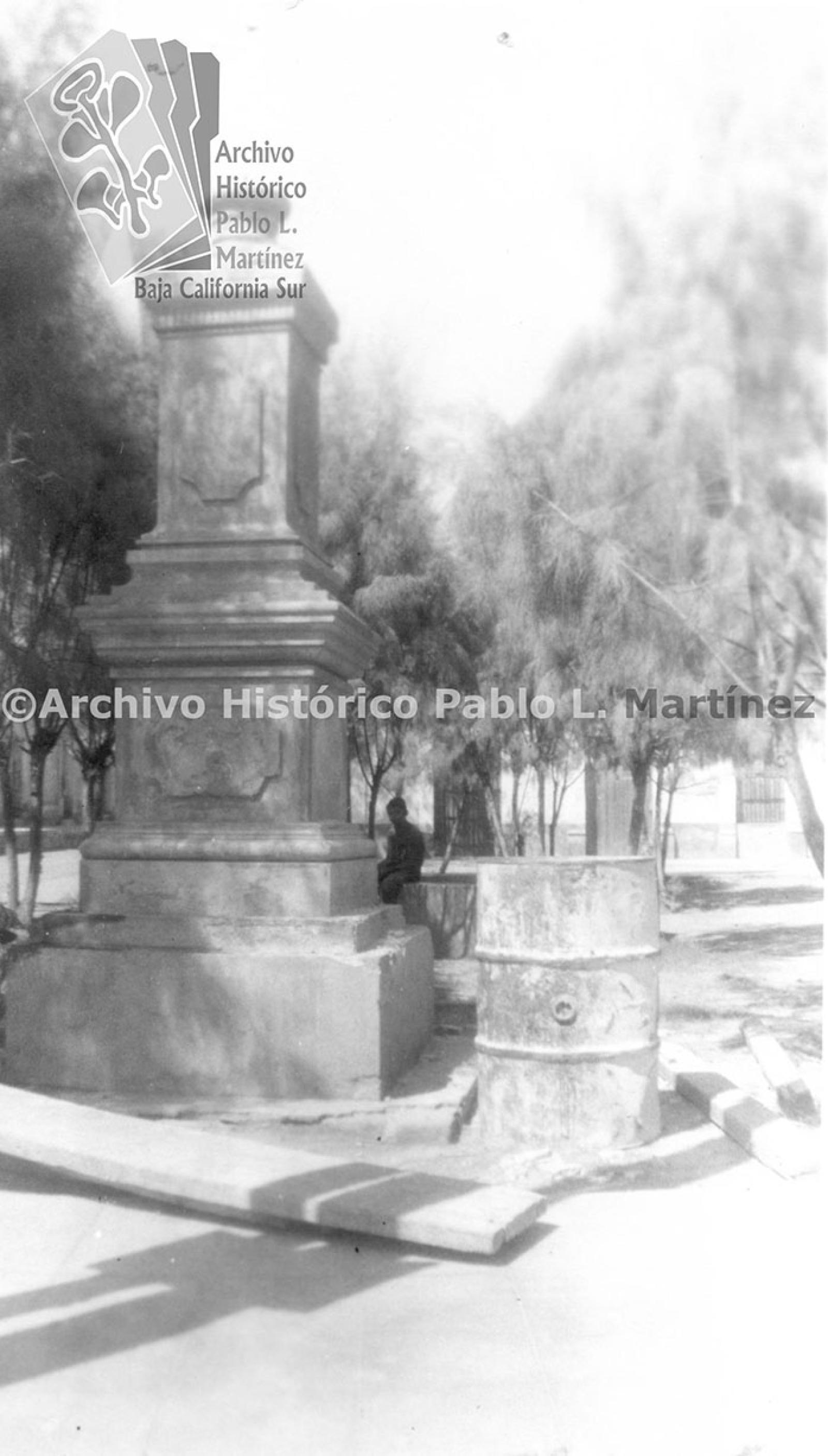 Trabajos de restauración al monumento a Hidalgo en Mulegé, Baja California.