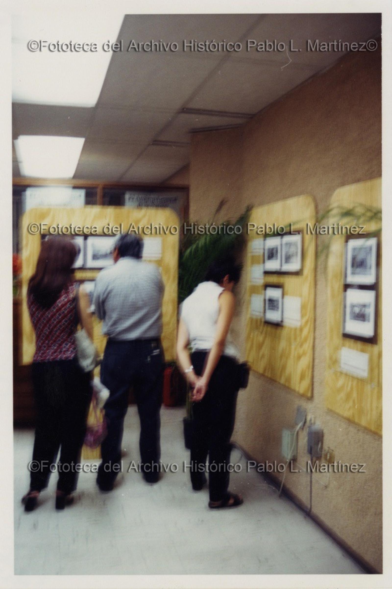 Usuarios en exposición fotográfica en el Archivo Histórico Pablo L. Martínez.