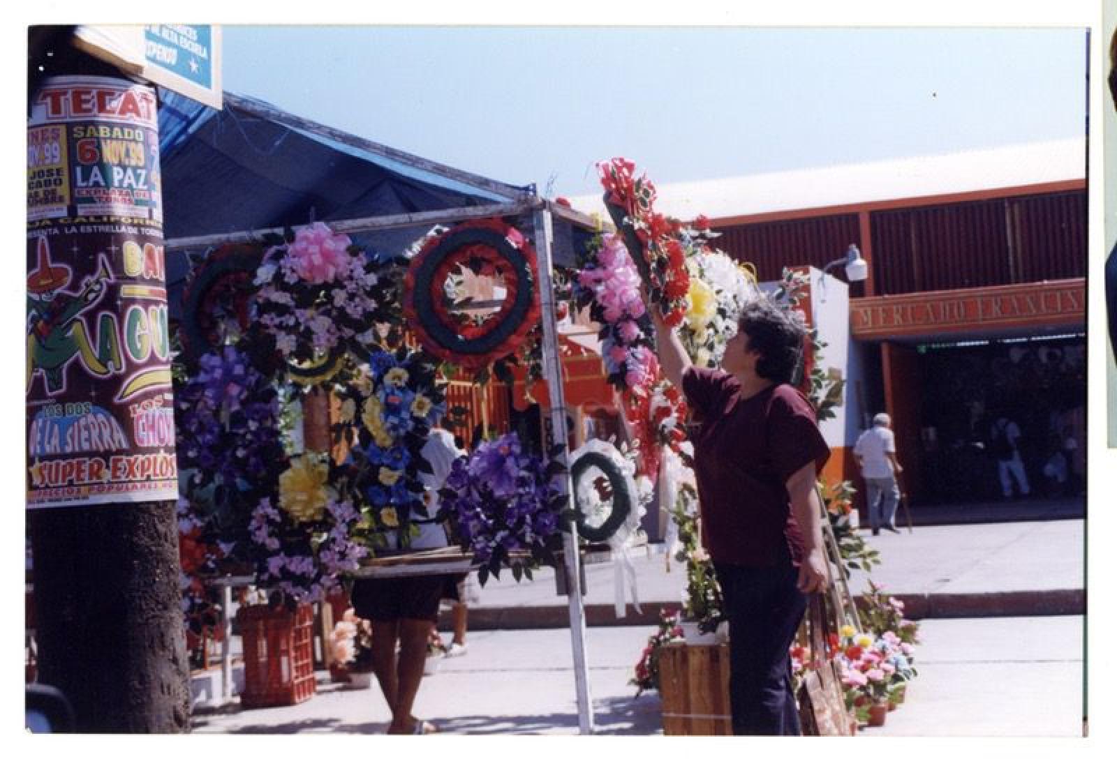 Venta de coronas de flores en el mercado Madero.