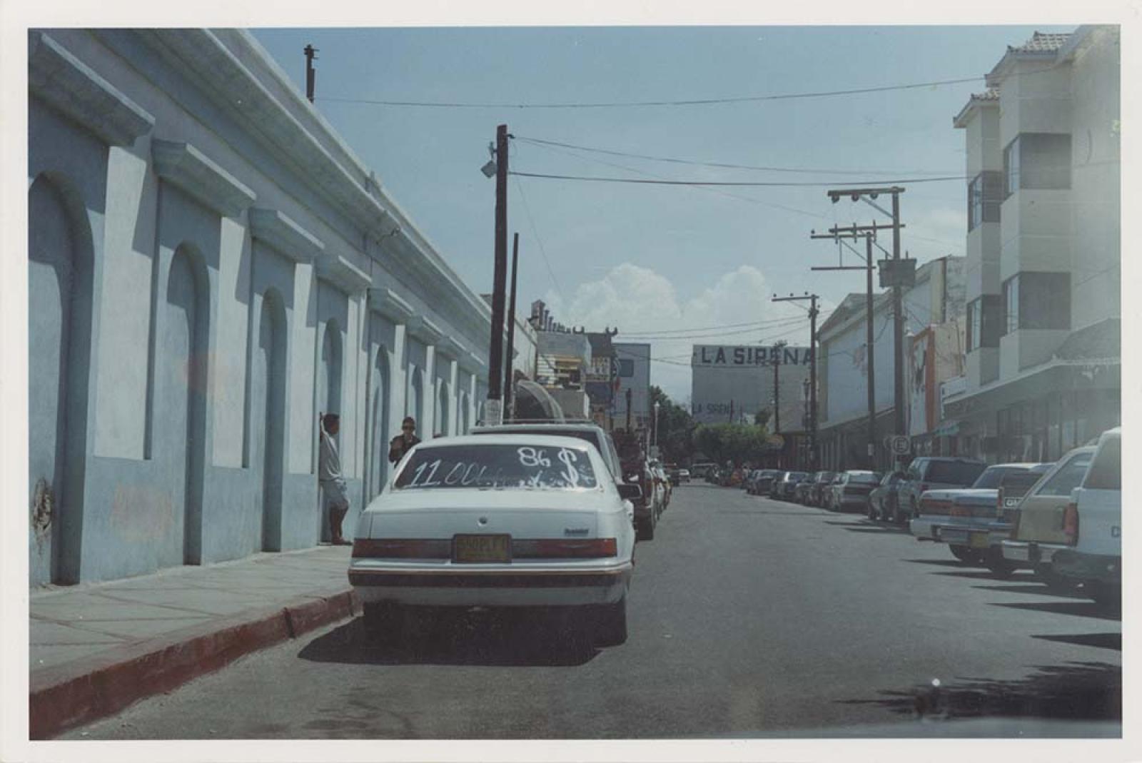 Vista de la calle Agustín Arriola, al fondo se aprecia la tienda La Sirena.