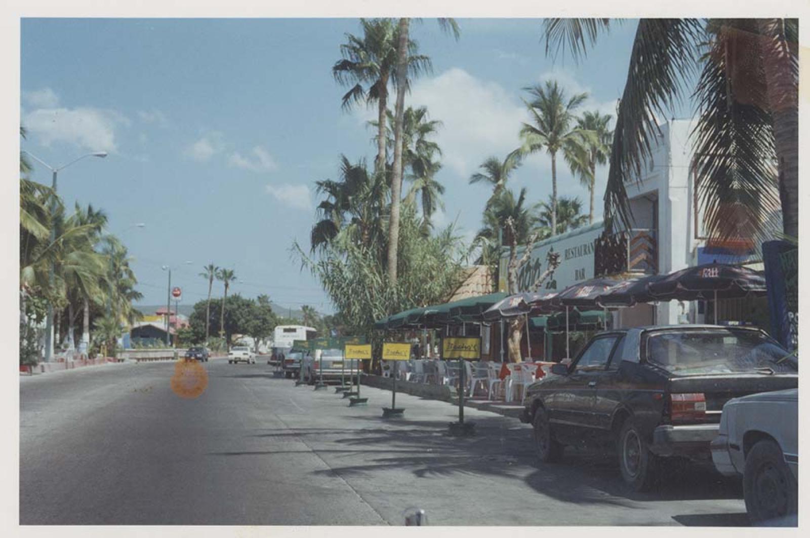 Vista del tramo de la calle Álvaro Obregón casi esquina con 16 de Septiembre. La Paz, Baja California Sur.