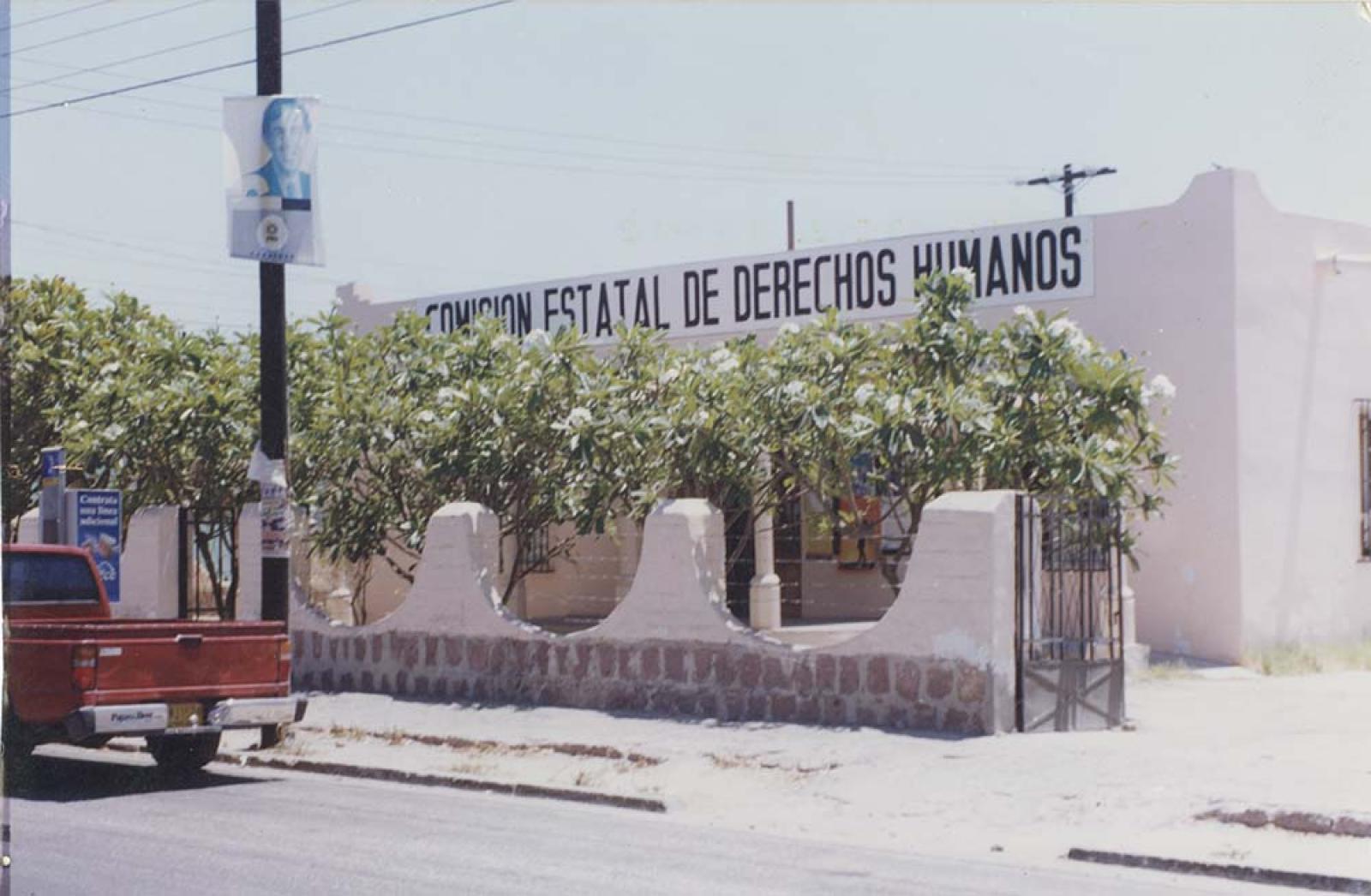 Vista exterior del edificio de la Comisión Estatal de Derechos Humanos. La Paz, Baja California Sur.